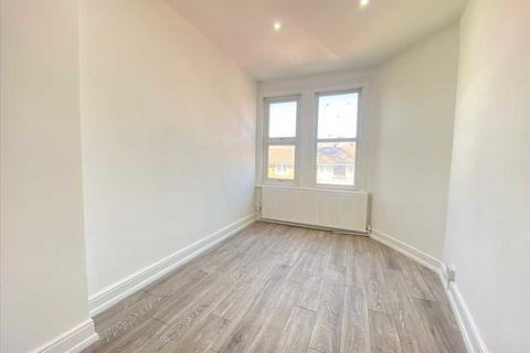 2 bedroom apartment to rent, Manor road, London, West Ealing