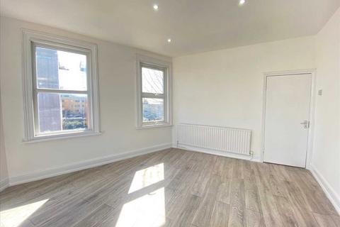 2 bedroom apartment to rent, Manor road, London, West Ealing