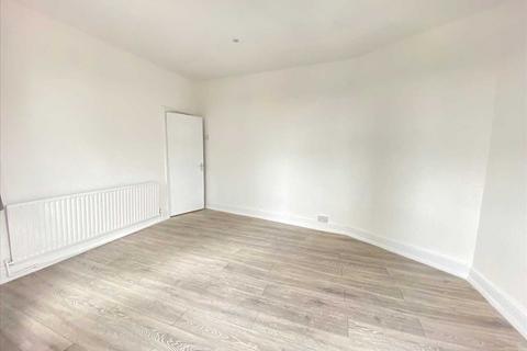 2 bedroom apartment to rent, Manor road, London, West Ealing