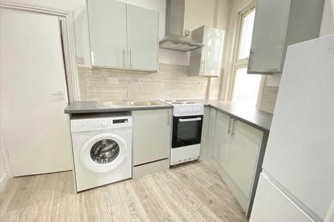 2 bedroom apartment to rent, Manor road, London, West Ealing