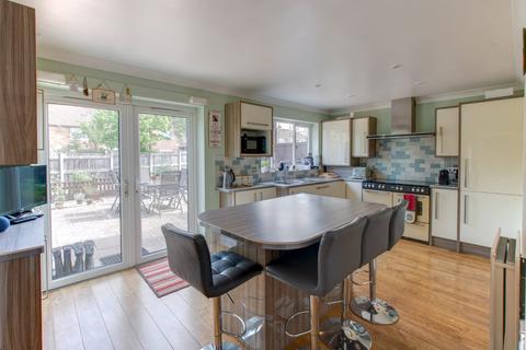 9 The Meadows, Catshill, Bromsgrove, B61 0NN