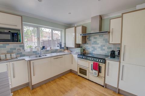 9 The Meadows, Catshill, Bromsgrove, B61 0NN