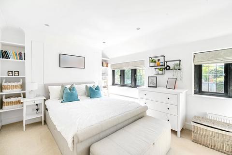 8a Bishopsmead Parade, East Horsley, Leatherhead, KT24 6RT