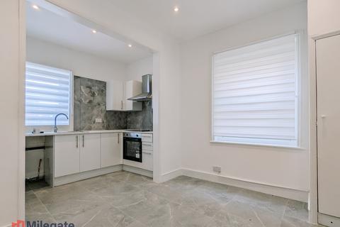 3 bedroom flat to rent, Brockley Road, London SE4