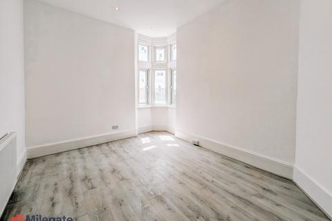 3 bedroom flat to rent, Brockley Road, London SE4