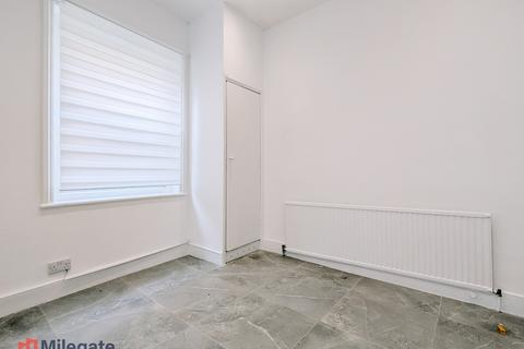 3 bedroom flat to rent, Brockley Road, London SE4