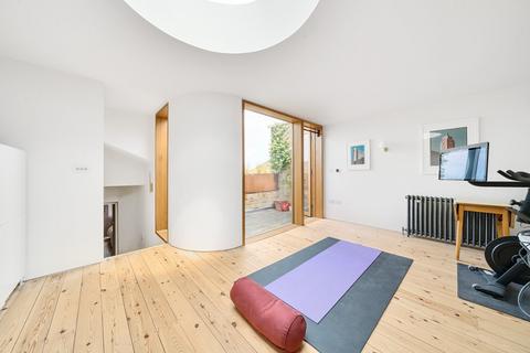 3 Waveney Avenue, London, SE15 3UF