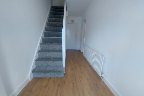 4 bedroom detached house to rent, Woodland Grove, Bradford, BD9