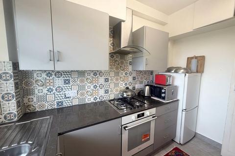 2 bedroom flat to rent, New Park Road, London
