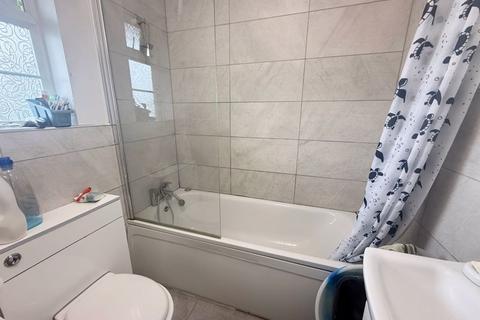 2 bedroom flat to rent, New Park Road, London