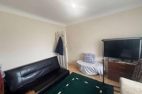 2 bedroom flat to rent, New Park Road, London