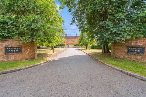 3 bedroom semi-detached house to rent, Kemsley Chase, Farnham Royal £2395pcm Available 10th July