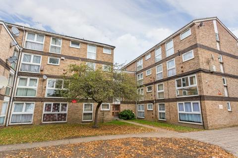 2 bedroom flat to rent, Saints Drive