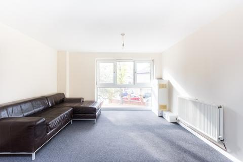2 bedroom flat to rent, Saints Drive