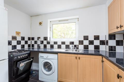 2 bedroom flat to rent, Saints Drive