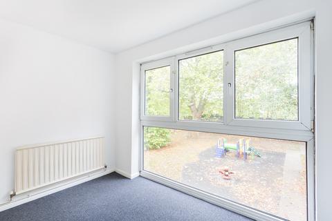2 bedroom flat to rent, Saints Drive