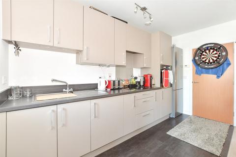 2 bedroom ground floor flat for sale, Bluebell Court, Horsham RH13
