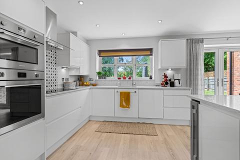 2 Stollards Close, Bishops Cleeve, Cheltenham, GL52 7AB