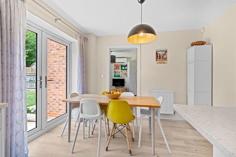 2 Stollards Close, Bishops Cleeve, Cheltenham, GL52 7AB