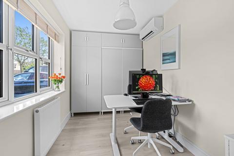 2 Stollards Close, Bishops Cleeve, Cheltenham, GL52 7AB