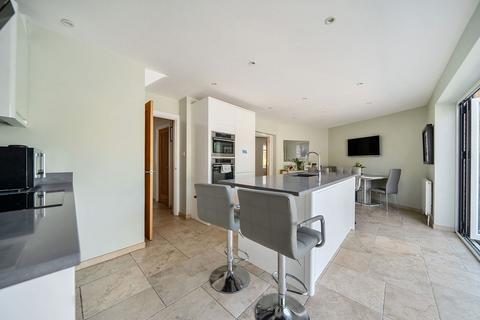 4 bedroom semi-detached house for sale, Hawes Road, Bromley BR1