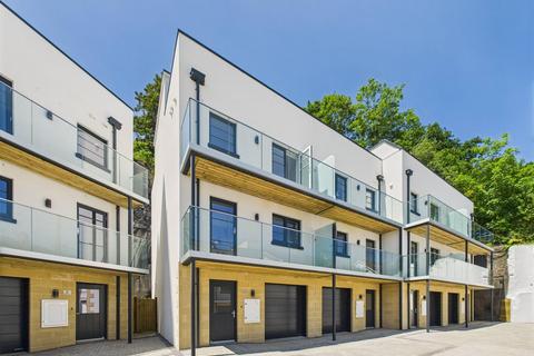 New development of 12 town houses with multiple balconies and roof terrace
