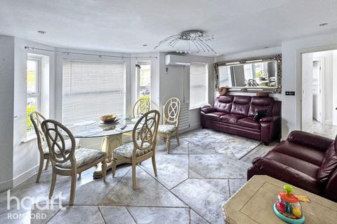 2 bedroom apartment for sale, Westminster Court, Romford, RM1 4WE