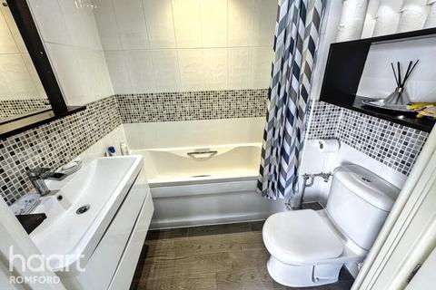 2 bedroom apartment for sale, Westminster Court, Romford, RM1 4WE