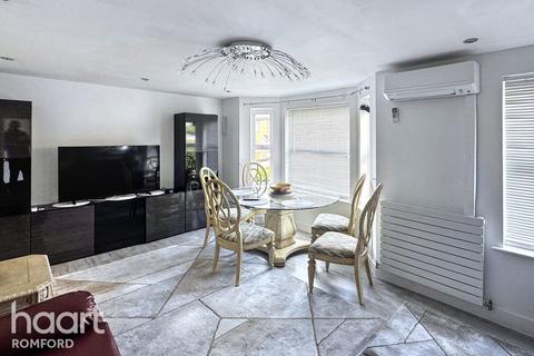 2 bedroom apartment for sale, Westminster Court, Romford, RM1 4WE