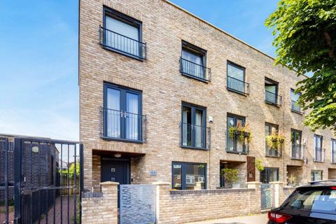 4 bedroom end of terrace house to rent, Queens Road West, London, E13