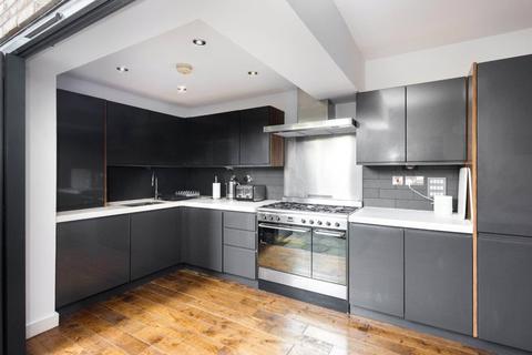 4 bedroom end of terrace house to rent, Queens Road West, London, E13