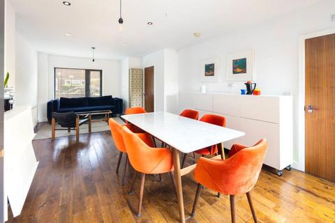4 bedroom end of terrace house to rent, Queens Road West, London, E13
