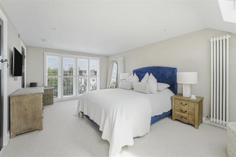 13 Meadow Close, London, SW20 9JB