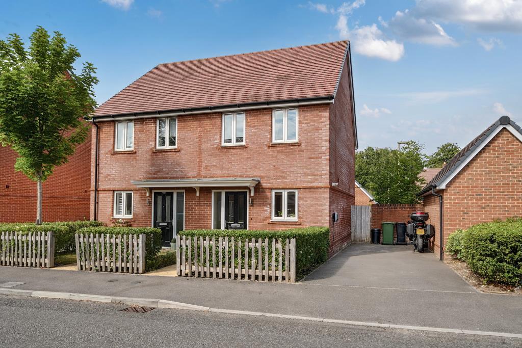 Basingstoke, Hampshire, RG23 2 bed semi-detached house for sale - £325,000
