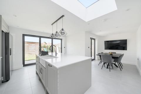 4 Hillbrow Close, Wood Street Village, Guildford, GU3 3DF