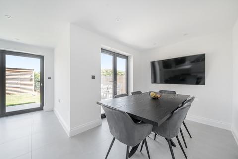 4 Hillbrow Close, Wood Street Village, Guildford, GU3 3DF