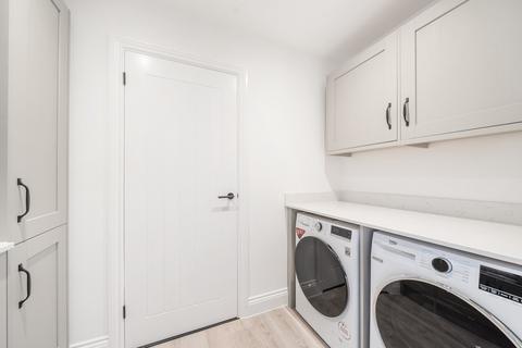 4 Hillbrow Close, Wood Street Village, Guildford, GU3 3DF