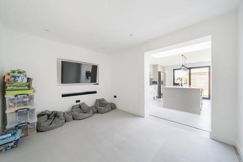 4 Hillbrow Close, Wood Street Village, Guildford, GU3 3DF