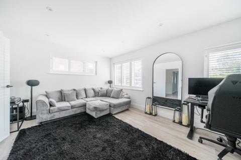 4 Hillbrow Close, Wood Street Village, Guildford, GU3 3DF