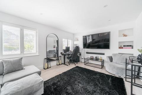 4 Hillbrow Close, Wood Street Village, Guildford, GU3 3DF