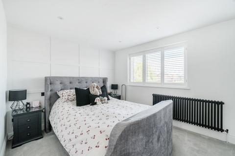 4 Hillbrow Close, Wood Street Village, Guildford, GU3 3DF