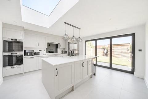 4 Hillbrow Close, Wood Street Village, Guildford, GU3 3DF
