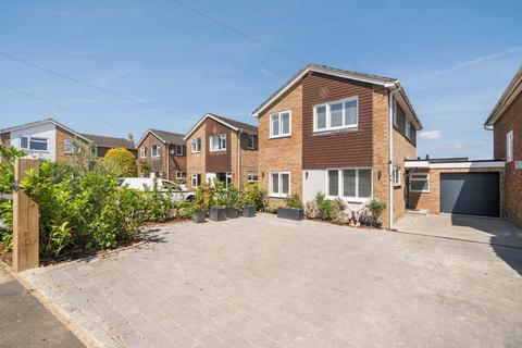 4 Hillbrow Close, Wood Street Village, Guildford, GU3 3DF