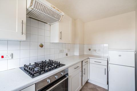 1 Lynton Close, Farnham, GU9 8US