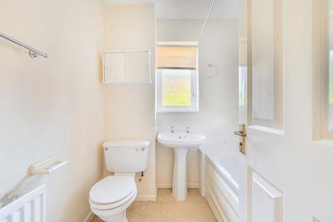 1 Lynton Close, Farnham, GU9 8US