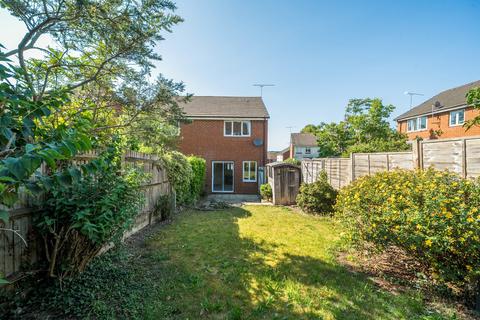 1 Lynton Close, Farnham, GU9 8US