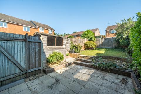 1 Lynton Close, Farnham, GU9 8US