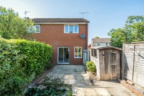 1 Lynton Close, Farnham, GU9 8US