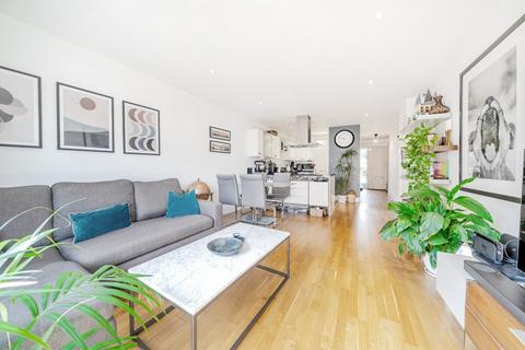 Flat 17, 1 Dragmore Street, London, SW4 8DW