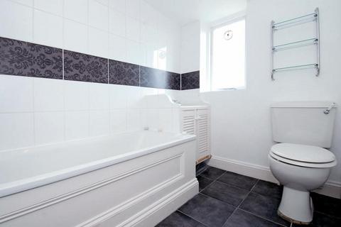 2 bedroom flat to rent, New Kings Road, Fulham, London, SW6